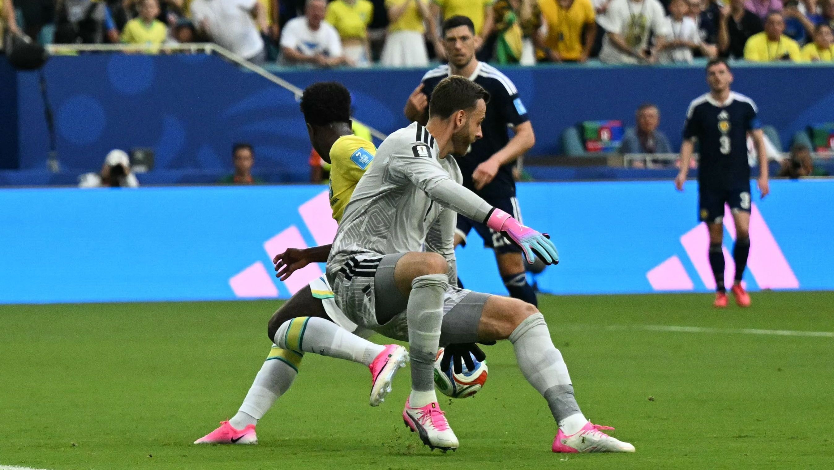 Árbitro que anulou gol do Brasil já foi alvo de críticas da Seleção em 2018