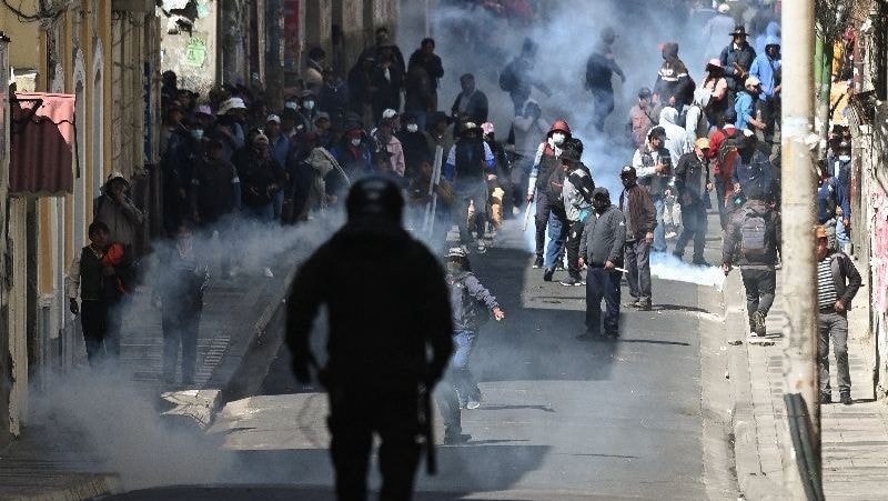 Ruas de La Paz sofrem com acúmulo de lixo em meio à greve dos garis