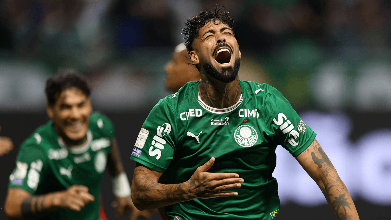 Flamengo vence Fluminense em dia de protestos e segue líder do Brasileirão