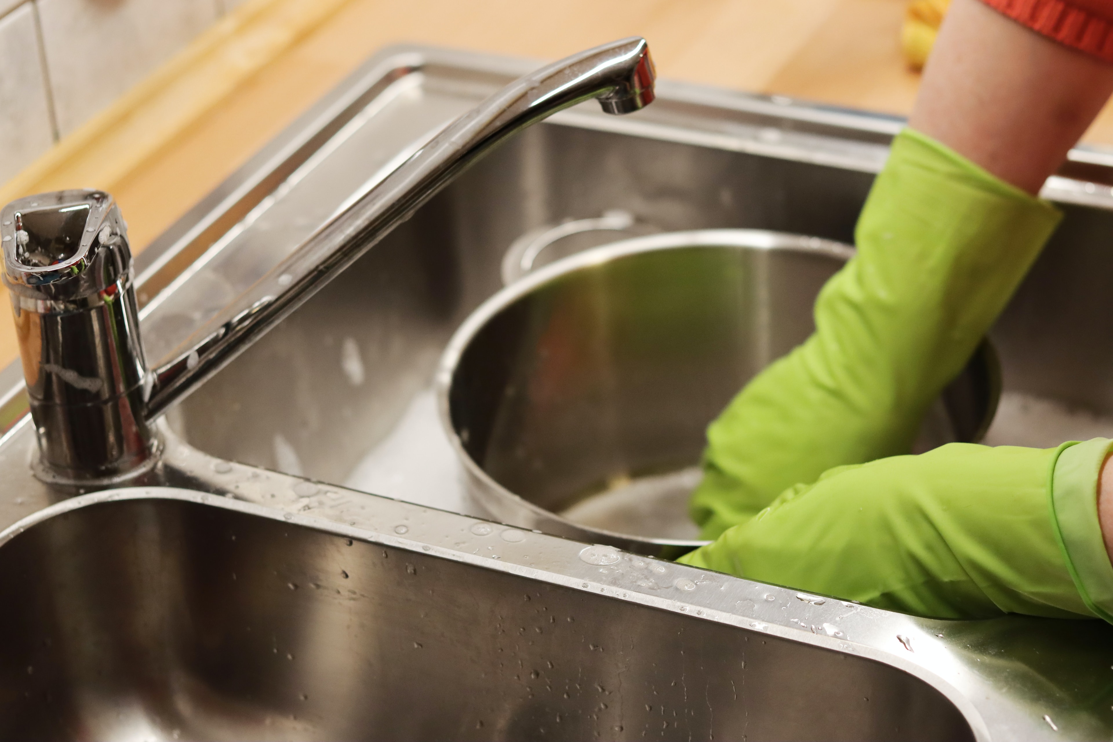 Dar descarga com a tampa do vaso sanitário aberta pode espalhar pequenas partículas de cocô pelo banheiro, em altura que pode ser respirada por adultos