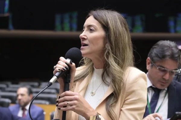 Mais uma deputada do PL entra no radar de Flávio para vice