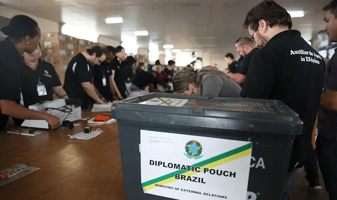 Brasileiros votam na Cisjordânia e na Ucrânia; Veja imagens