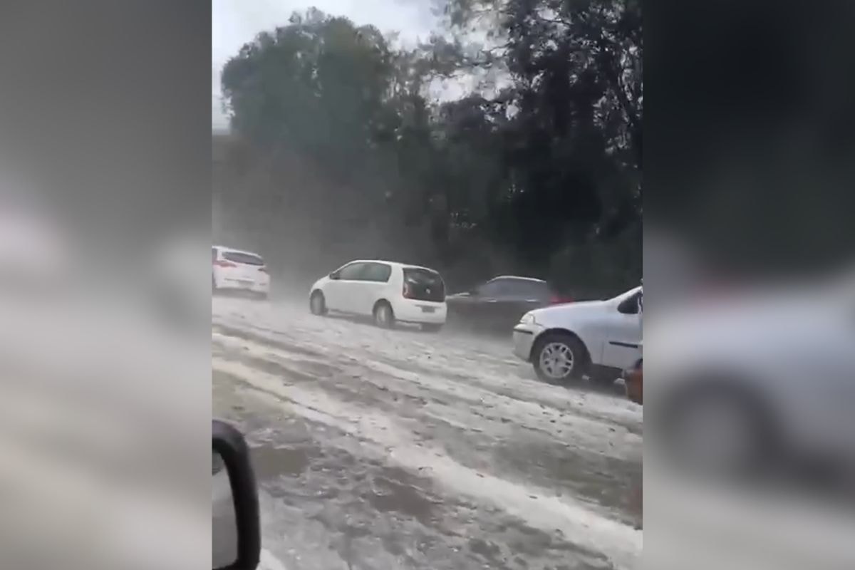 Granizo provoca estragos nas vias e força famílias a deixarem casas. Veja vídeo