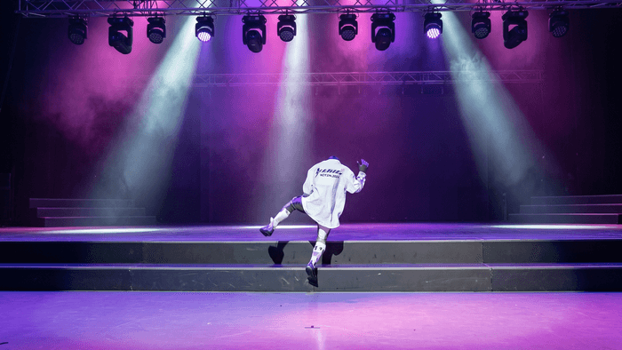 Robô "desmaia" ao tentar imitar passos de Michael Jackson: assista