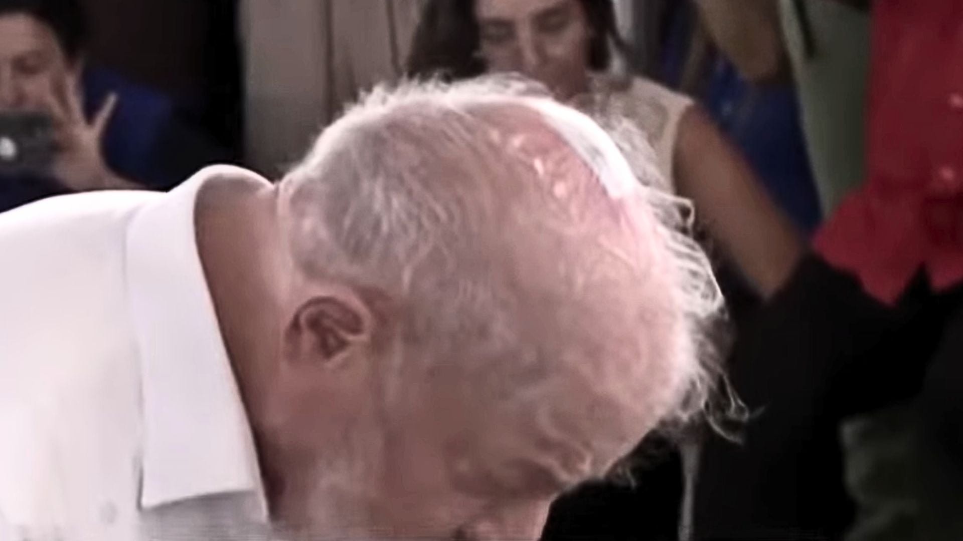 Lula exibe curativo na cabeça após retirar câncer de pele