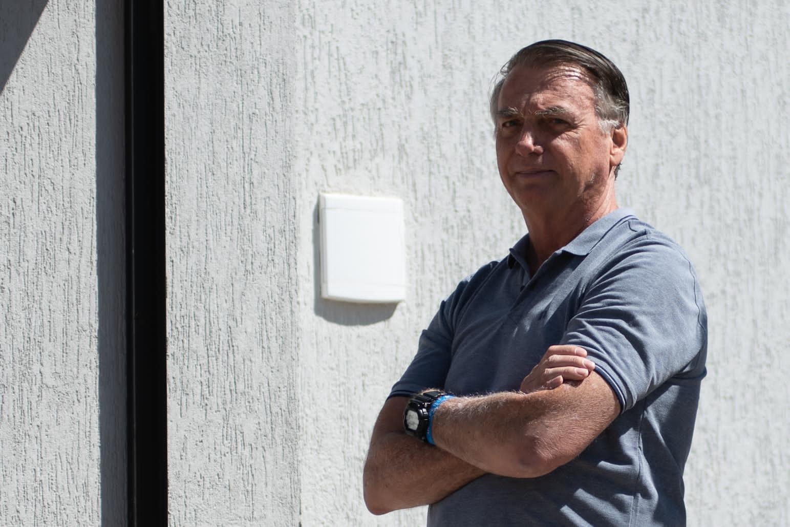 Moraes autoriza barbeiro a entrar na casa de Bolsonaro