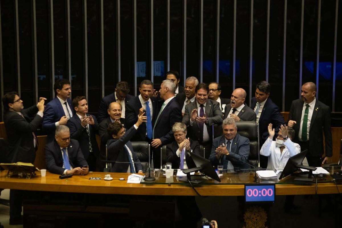 Após reação de Flávio, oposição endossa pedido por CPI do Master