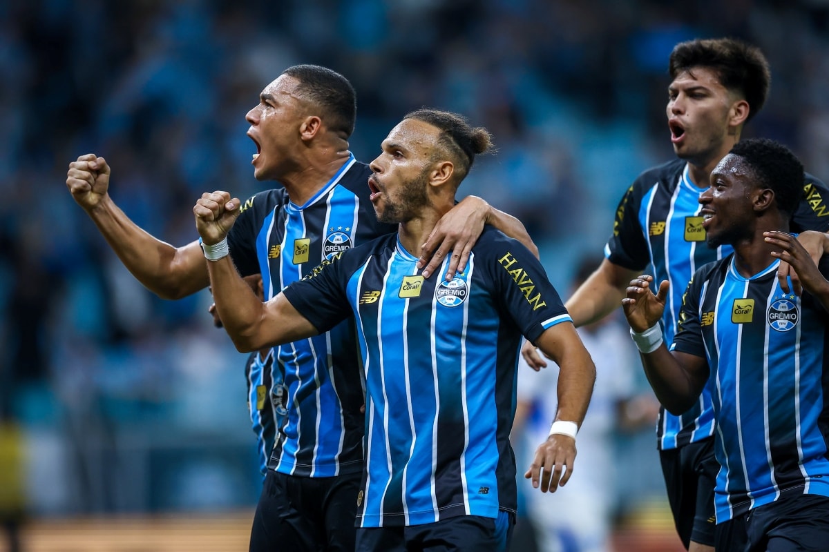 Com um a mais, Grêmio bate Confiança e abre vantagem na Copa do Brasil