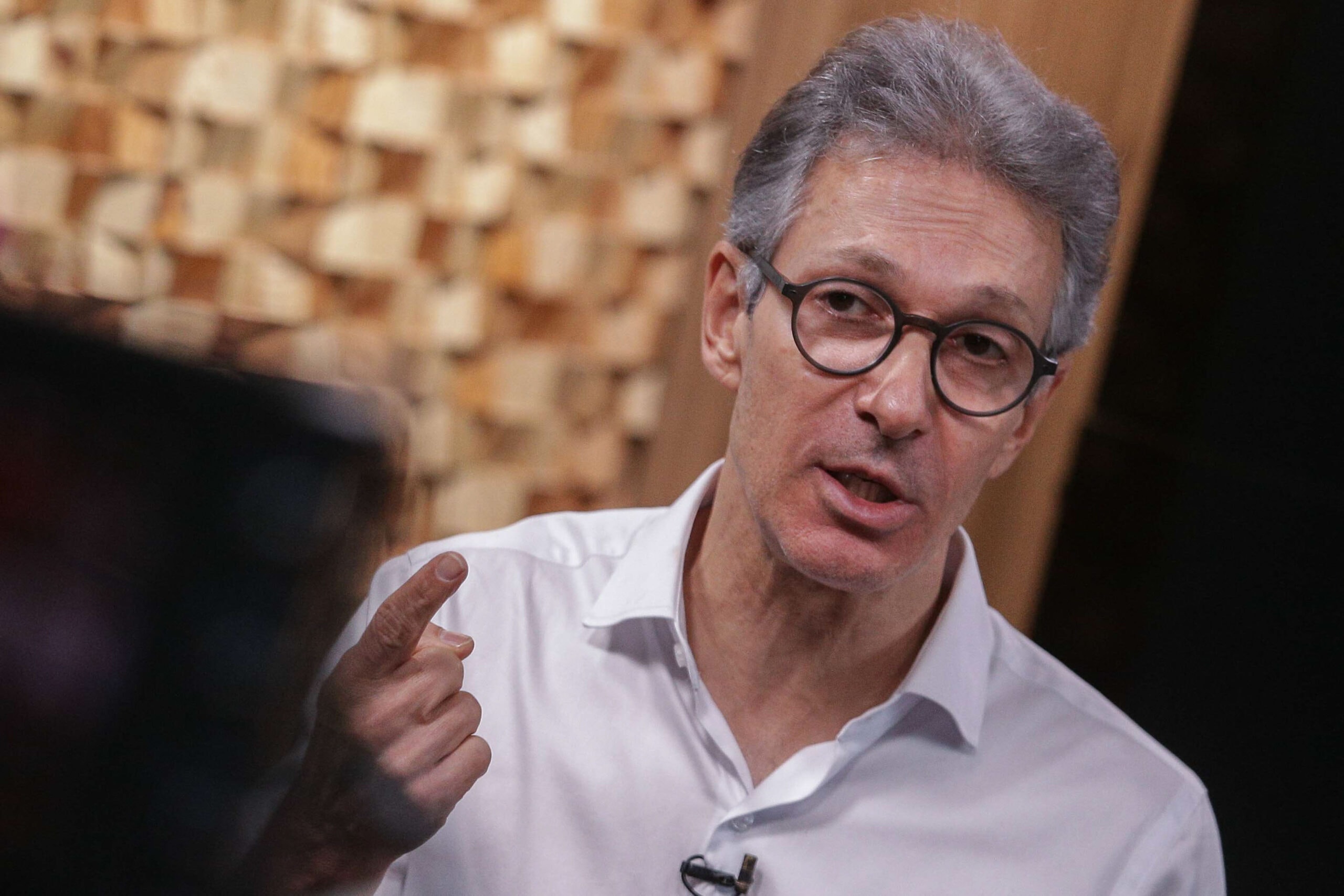 Zema diz que operação contra Bolsonaro devia mirar esposa de Moraes