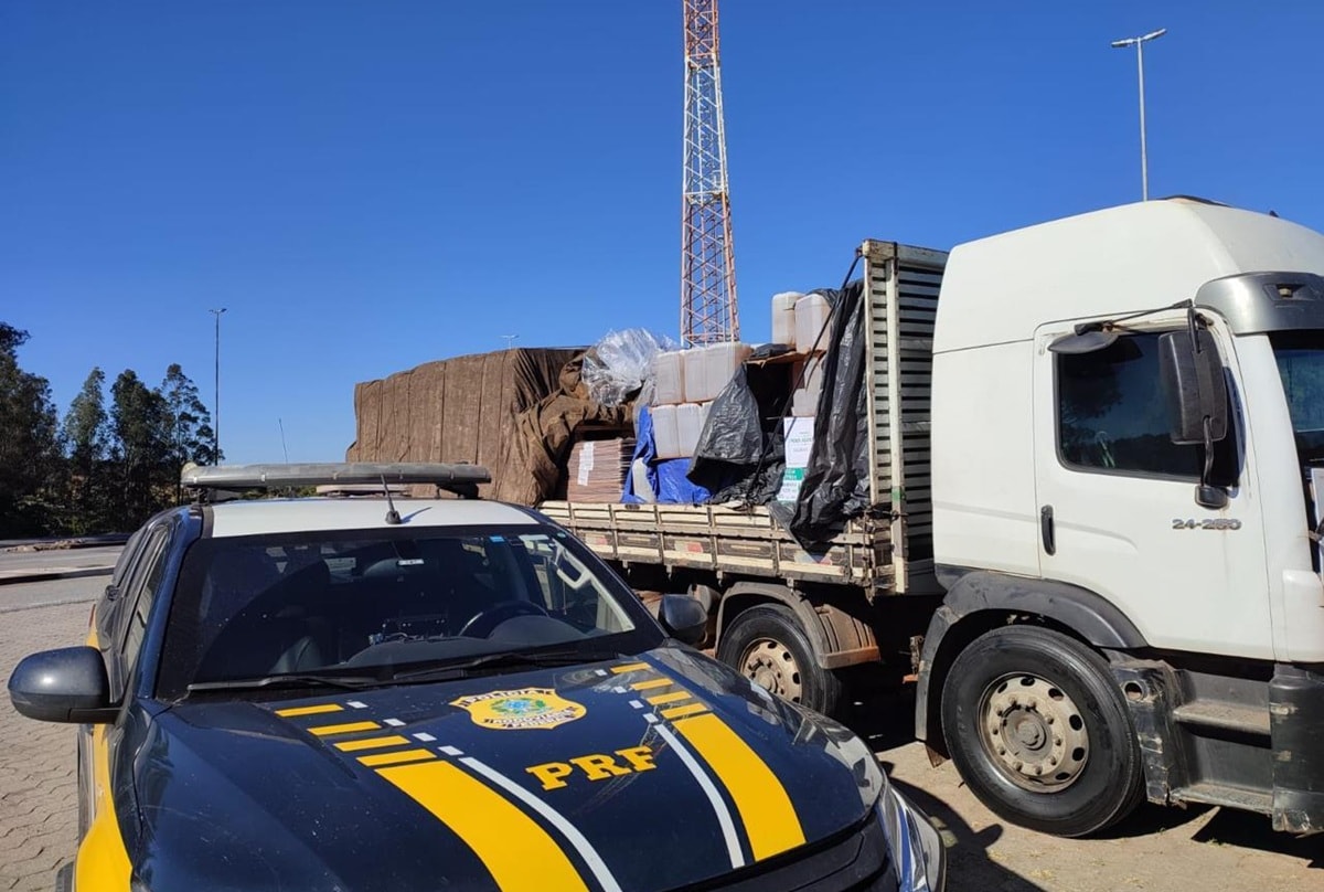 PRF apreende 4 mil litros de cachaça em embalagens de agrotóxicos