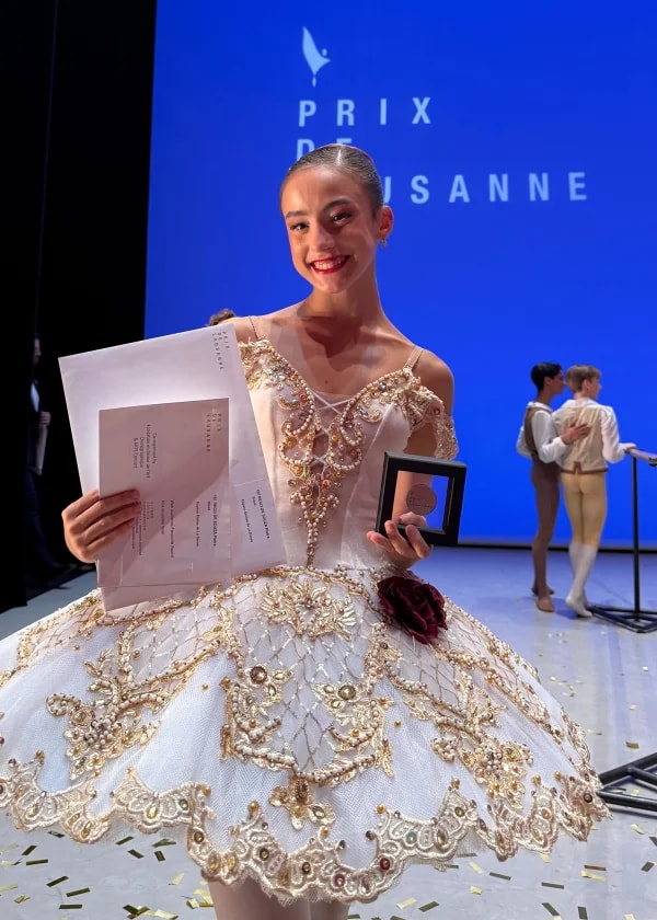 Bailarina brasileira ganha prêmio na "Copa do Mundo de balé", na Suíça