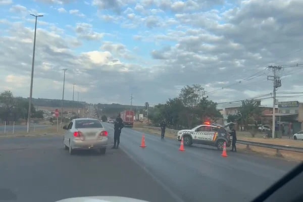 Três guinchos serão usados para retirar carreta tombada da BR-020