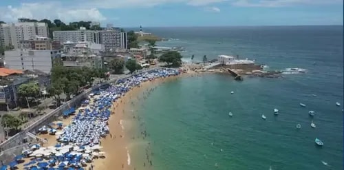 Homem é preso após fazer mulher refém em bar de Salvador