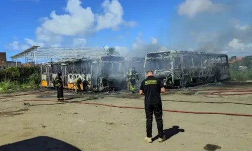Incêndio destrói ônibus escolares em garagem na Bahia