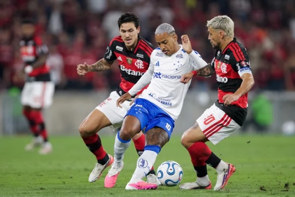 "Não conseguimos pressionar", avalia Artur Jorge após eliminação