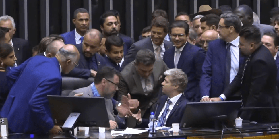 Relator do Conselho de Ética pede suspensão de três deputados por motim