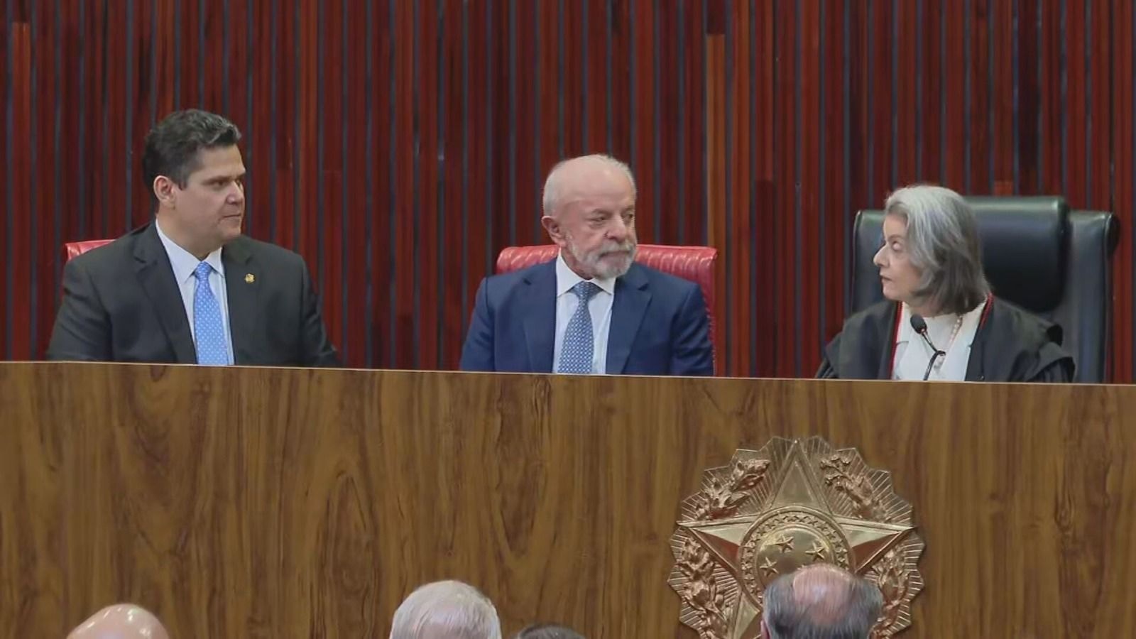Lula e Alcolumbre ficam lado a lado no TSE sem conversa ou cumprimentos