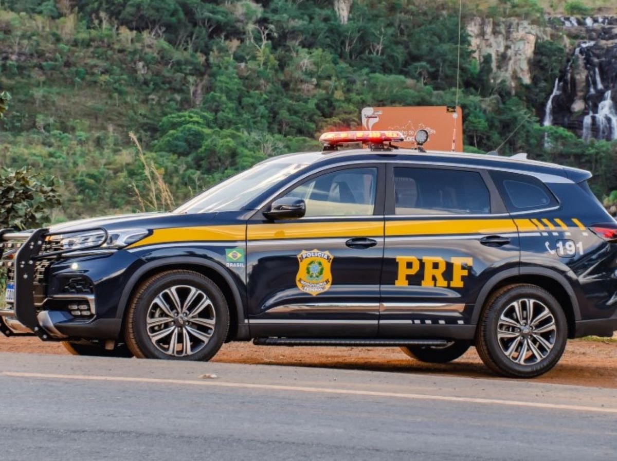 Bêbado causa acidente e troca de lugar com gêmeo para enganar a PRF