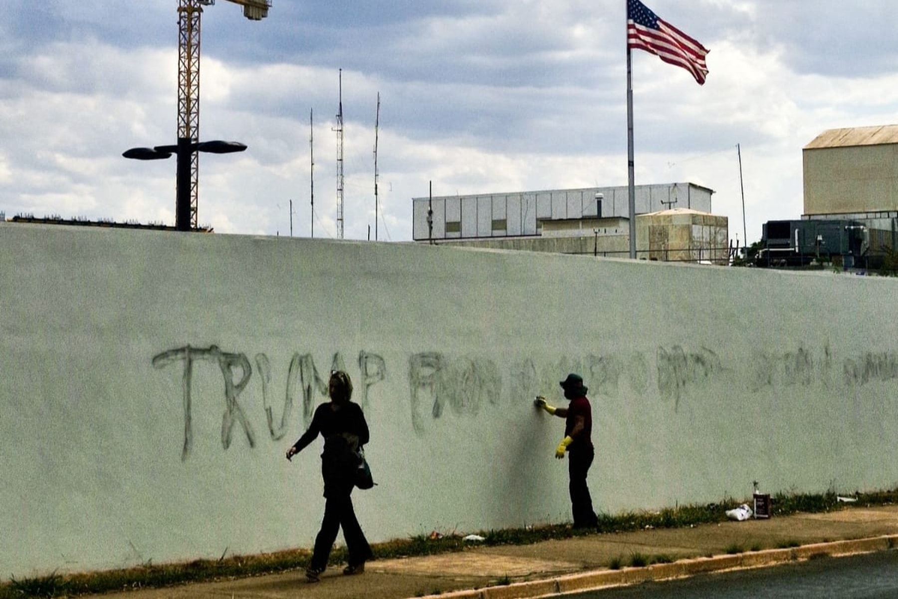 Embaixada dos EUA em Brasília volta a ser pichada em protesto contra Trump