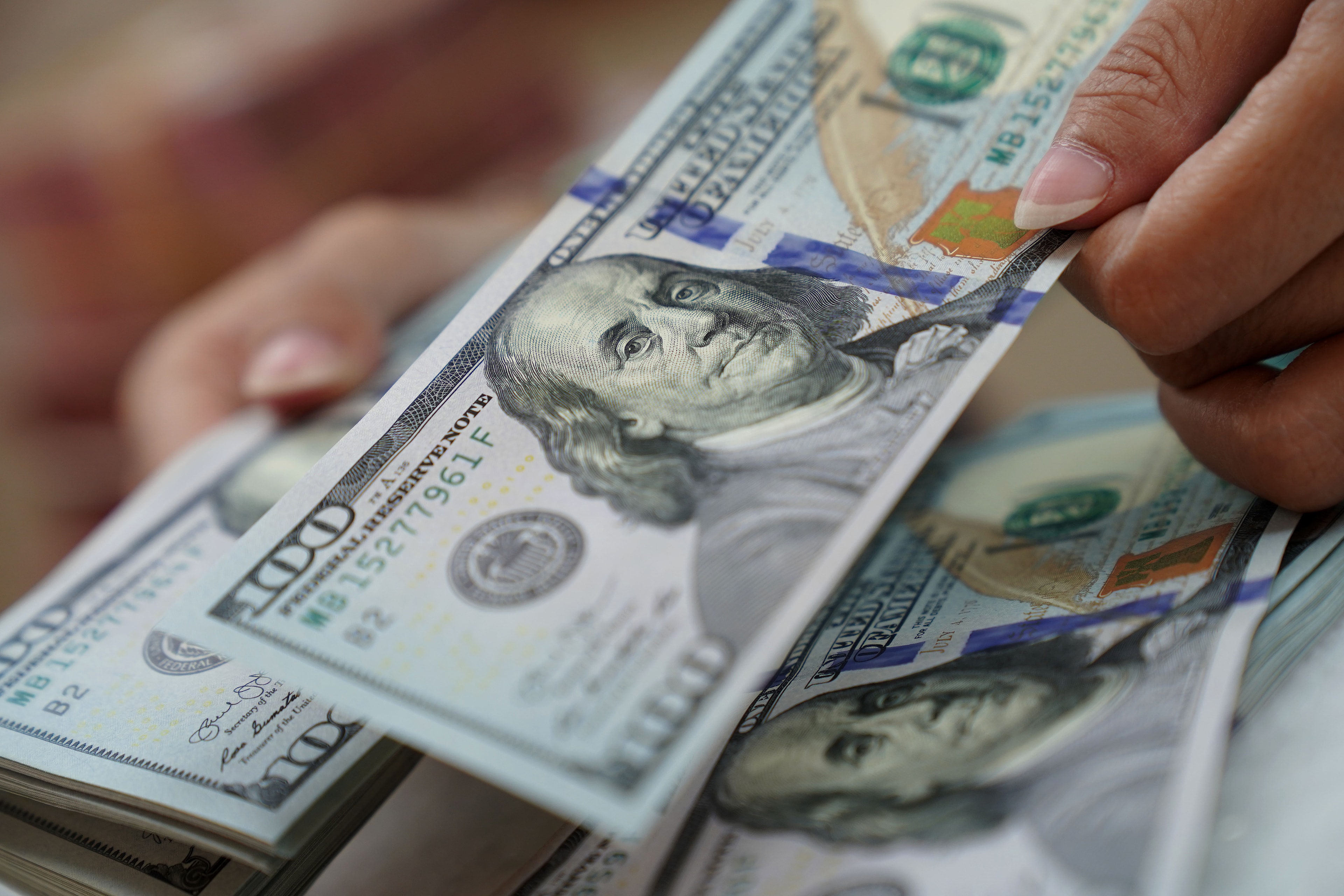 Baixa proteção cambial de investidores globais aumenta risco de queda do dólar