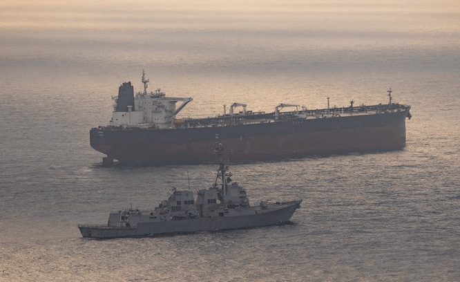 Marinheiro caiu ao mar ao pular de contratorpedeiro dos EUA, dizem fontes