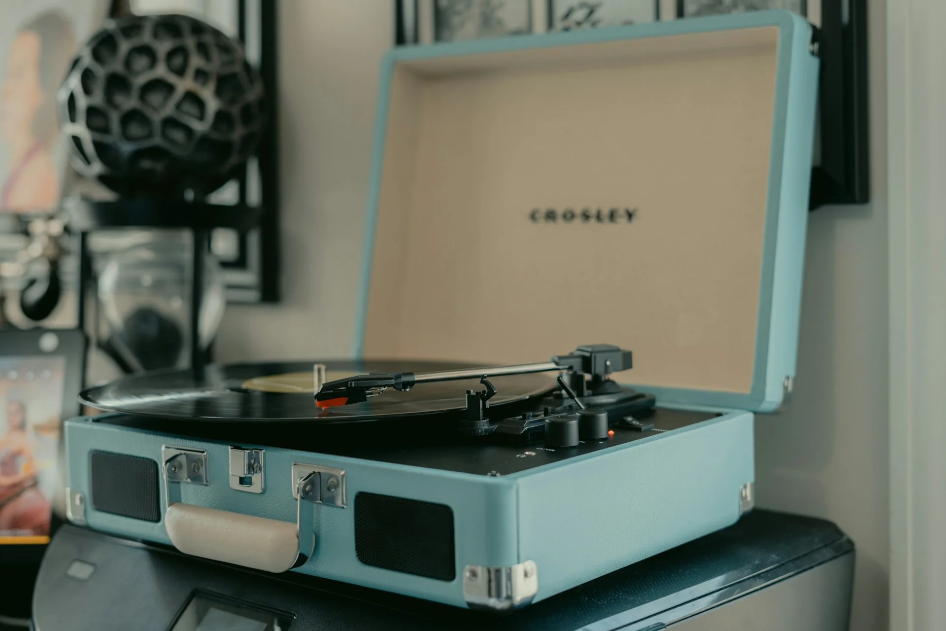 "Vitrola" de maleta estraga disco de vinil? Veja o que dizem especialistas