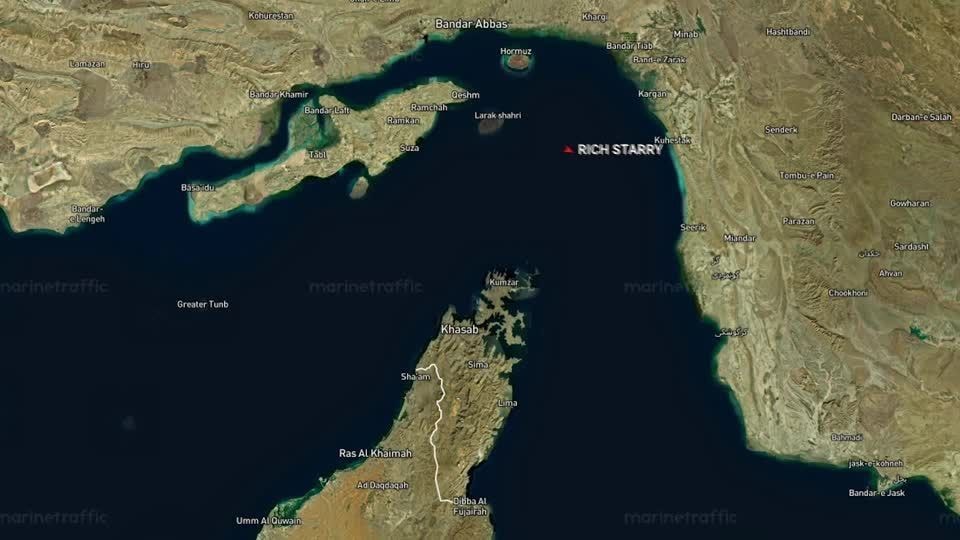 Petroleiros atravessam Estreito de Ormuz após bloqueio dos EUA, dizem dados