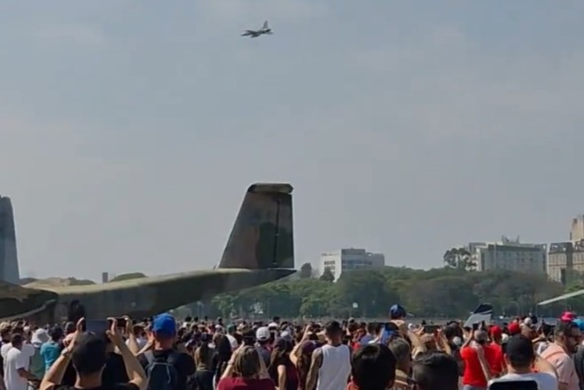 Domingo aéreo tem profusão de caças no céu de SP: "Trump vindo me pegar"