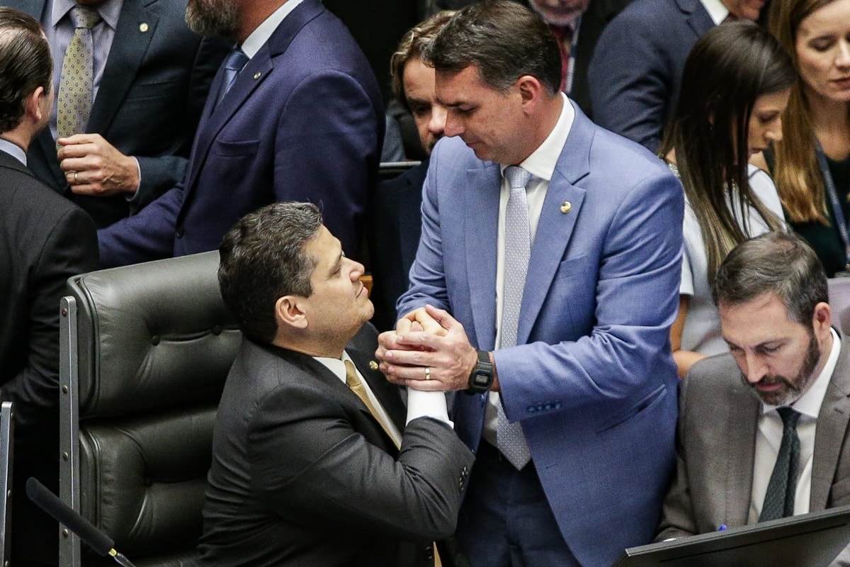 Alcolumbre quer votação da 6x1 depois das eleições