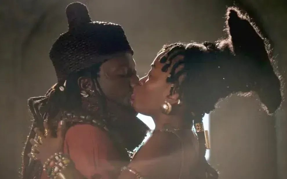 “A Nobreza do Amor”: Jendal adota novo estilo ao chegar no Brasil; veja