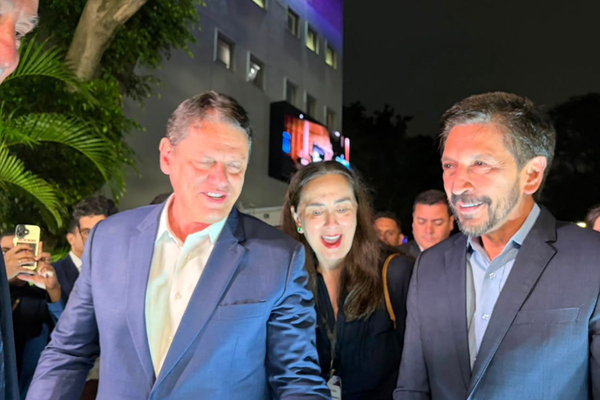 Tarcísio diz que Flávio Bolsonaro não tem "nada a ver" com tarifaço dos EUA