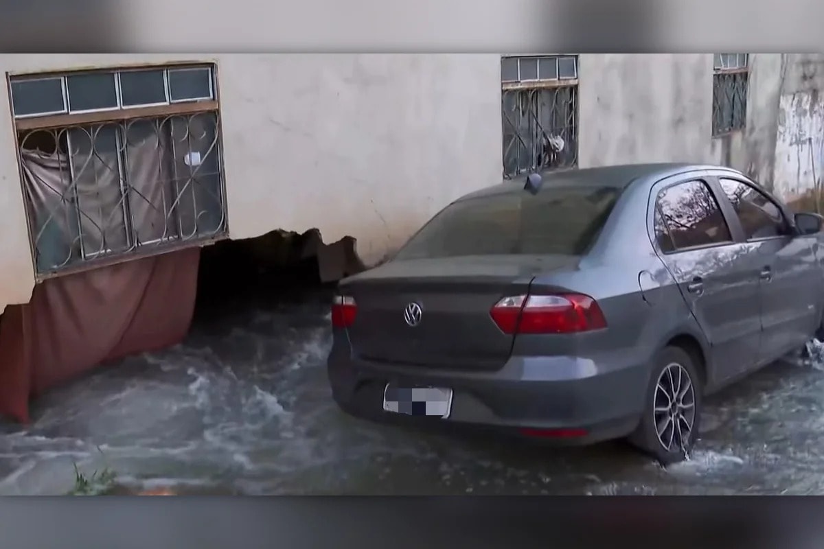 Vazamento alaga rua e deixa 33 bairros sem água em BH; veja quais