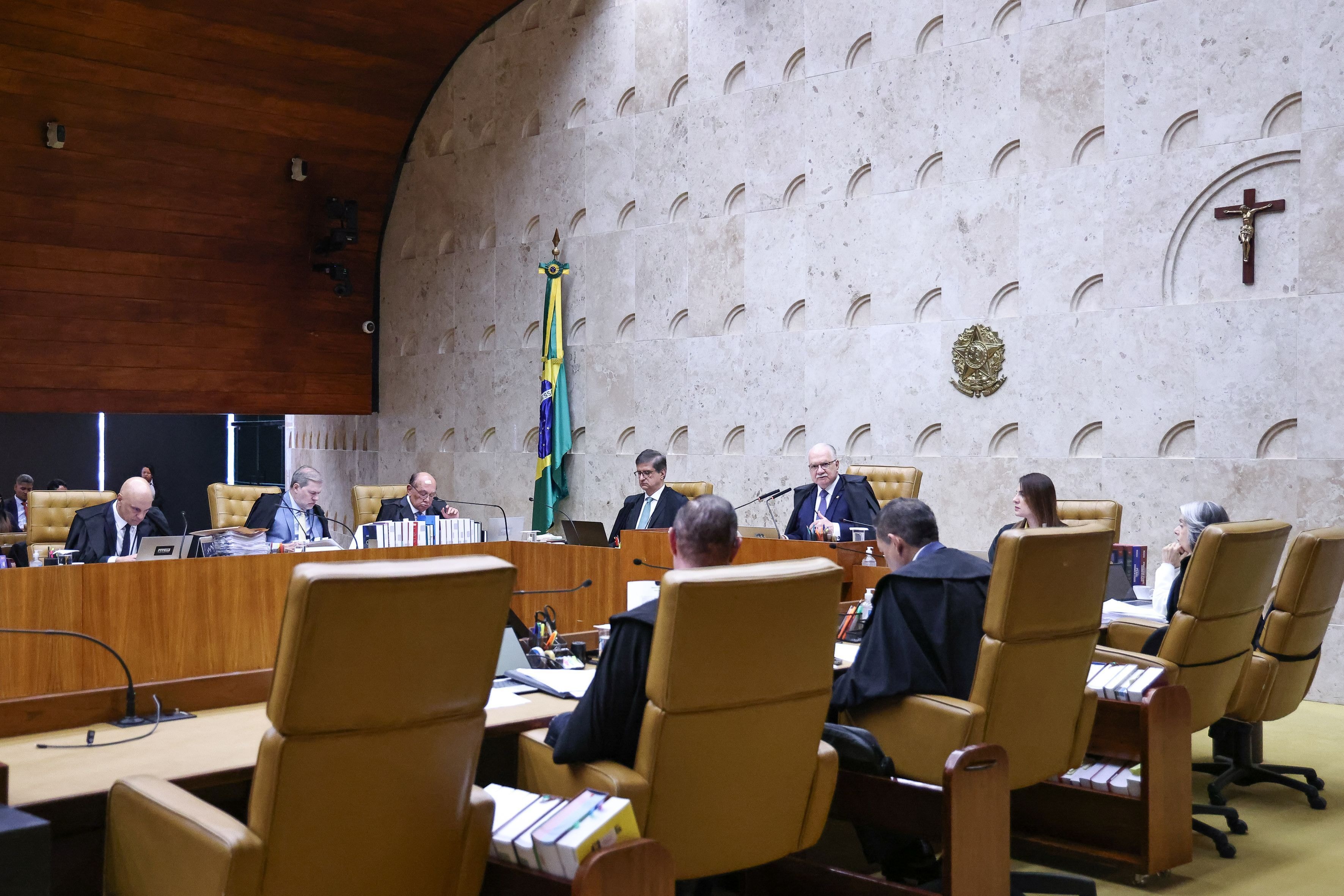 Fux vota para manter inelegibilidade de condenados por crime contra a vida
