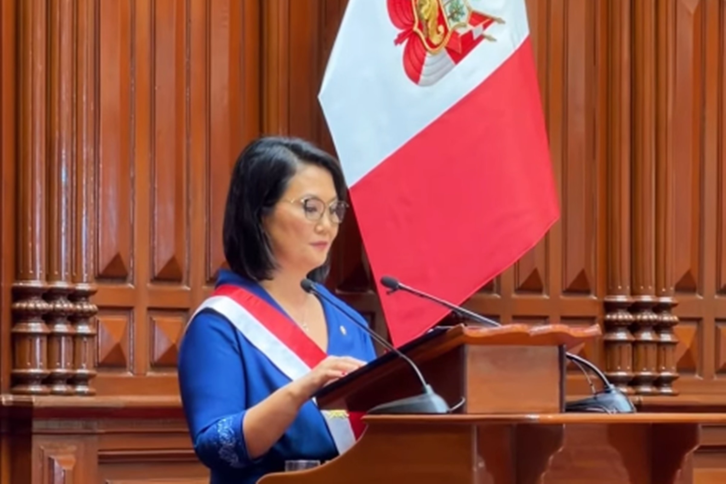 Discurso de Keiko Fujimori é interrompido por protesto durante a posse