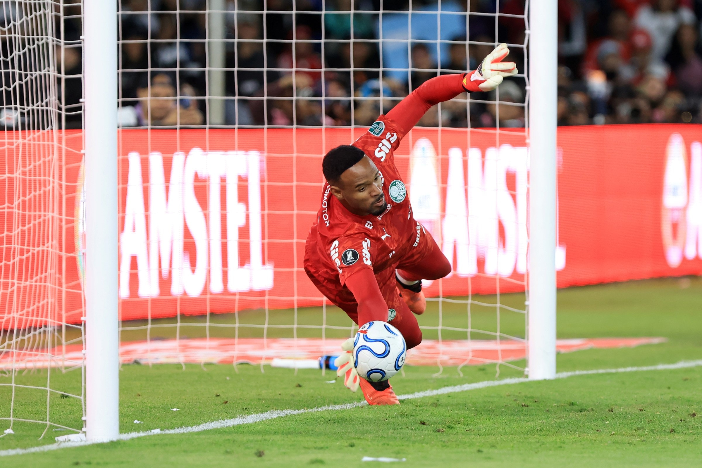 Carlos Miguel iguala feito de Marcos em disputa de pênaltis na Libertadores