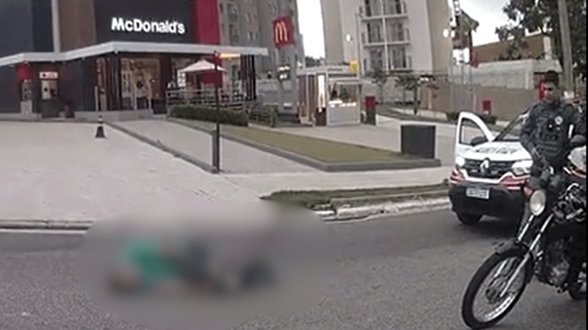 PM do Paraná investiga policial por agressão a caminhoneiro; veja imagens