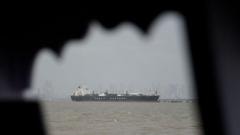 Navios relatam ataques após Irã fechar Estreito de Ormuz, e Trump diz que EUA 'não serão chantageados'