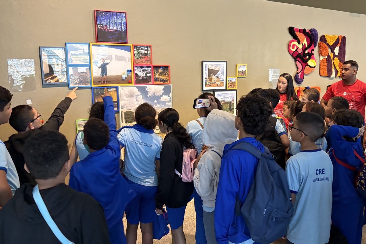 Alunos do Caic JK visitam mostra Constelações Contemporâneas no DF