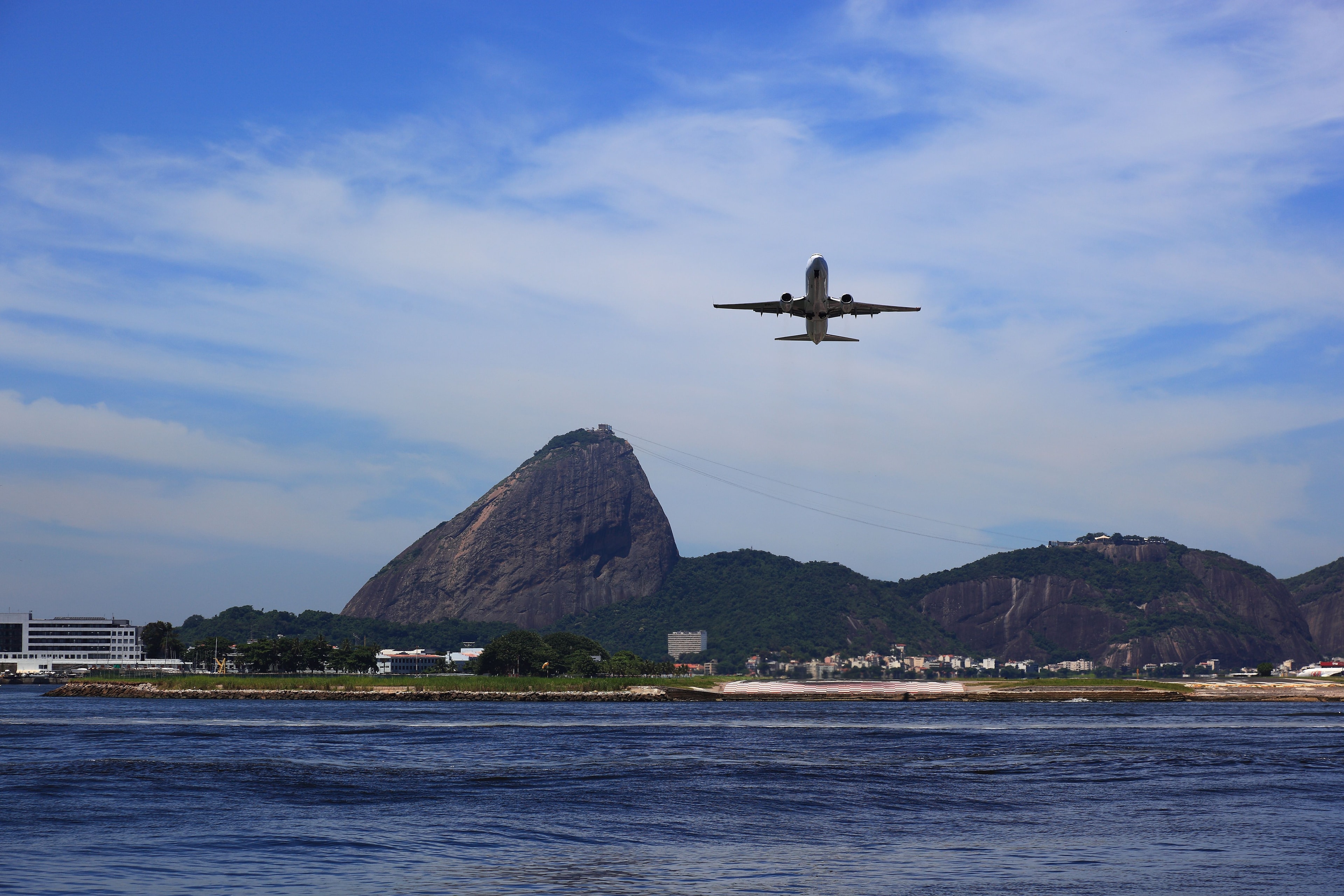 Azul assina ordem e deve iniciar voos regionais em SC em até 90 dias