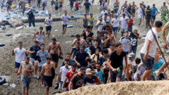 'Situação fora de controle': Espanha mobiliza Exército após milhares de migrantes cruzarem de Marrocos para Ceuta; ao menos 10 morreram