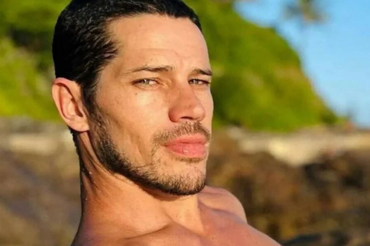 José Loreto surge em cliques raros com a namorada e ganha declaração