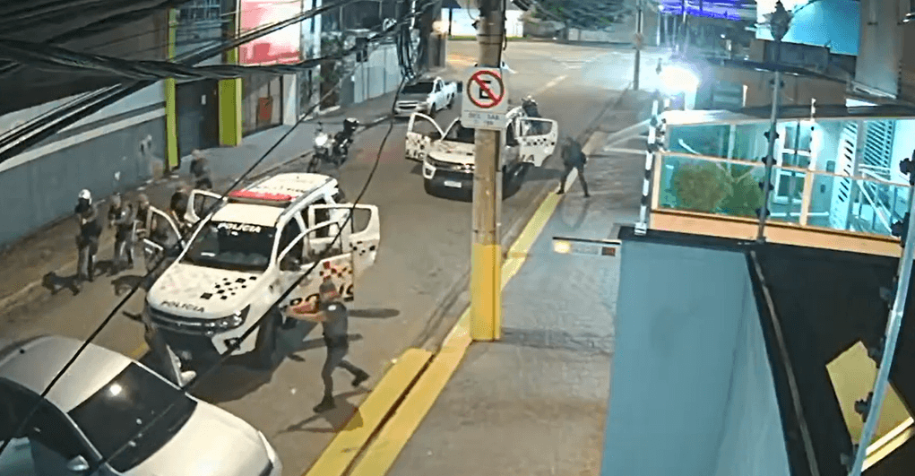 Moradores protestam após morte de homem baleado pela PM na zona Leste de SP