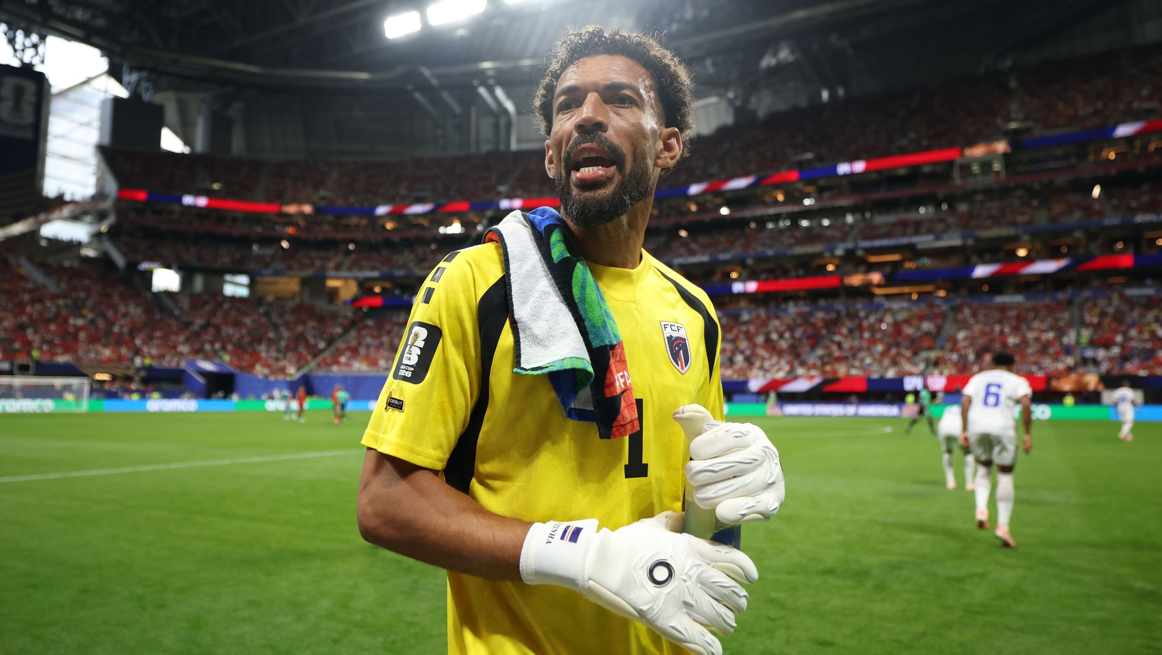 Craque do jogo, goleiro Vozinha sai chorando de campo após segurar Espanha