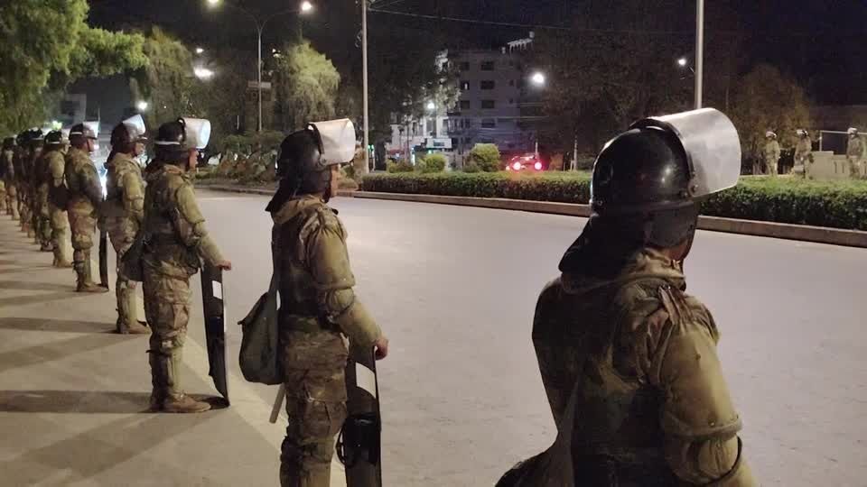 Bolivianos fazem filas em postos de gasolina em meio a estado de emergência
