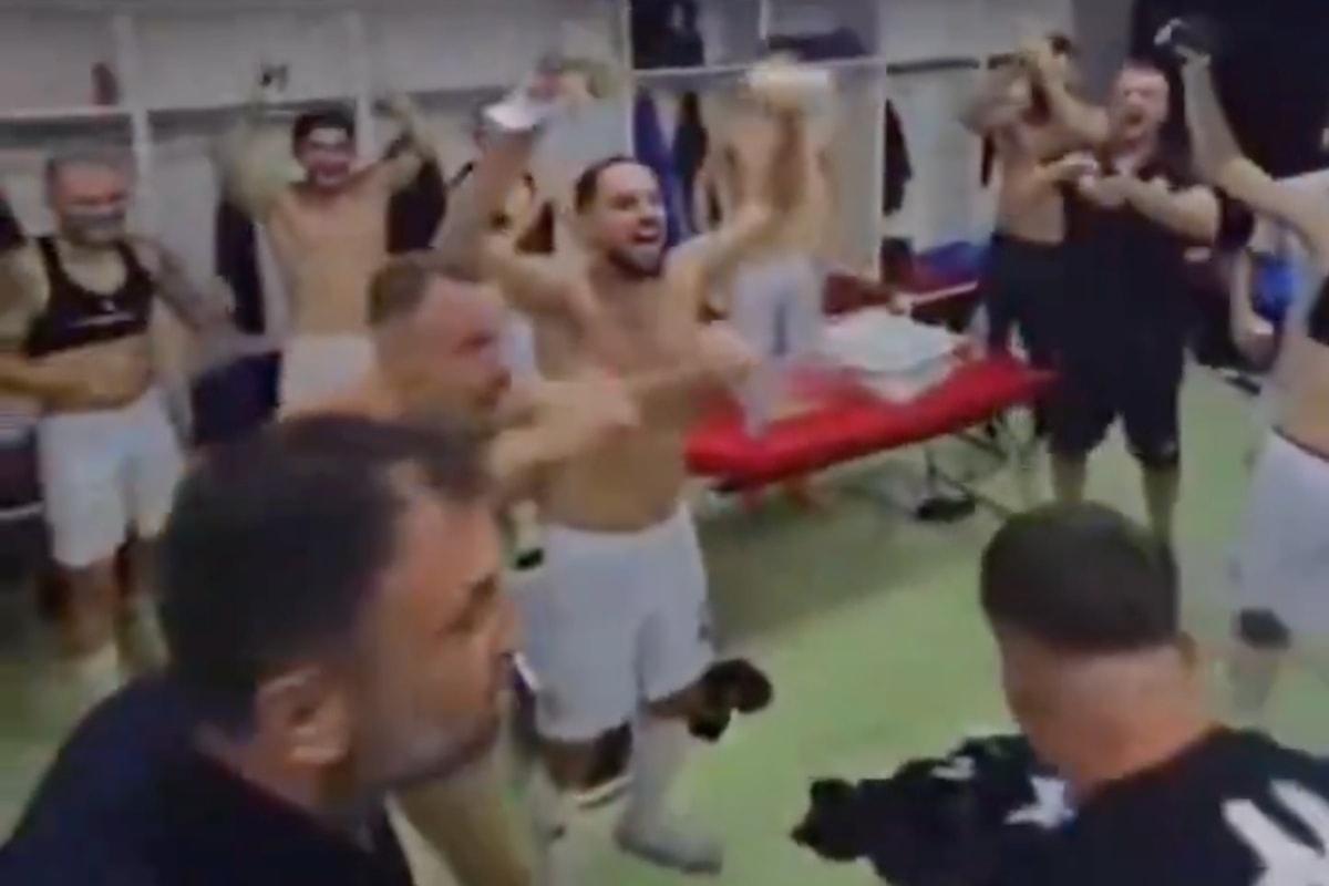 Presidente de clube distribui dinheiro em vestiário após goleada; veja