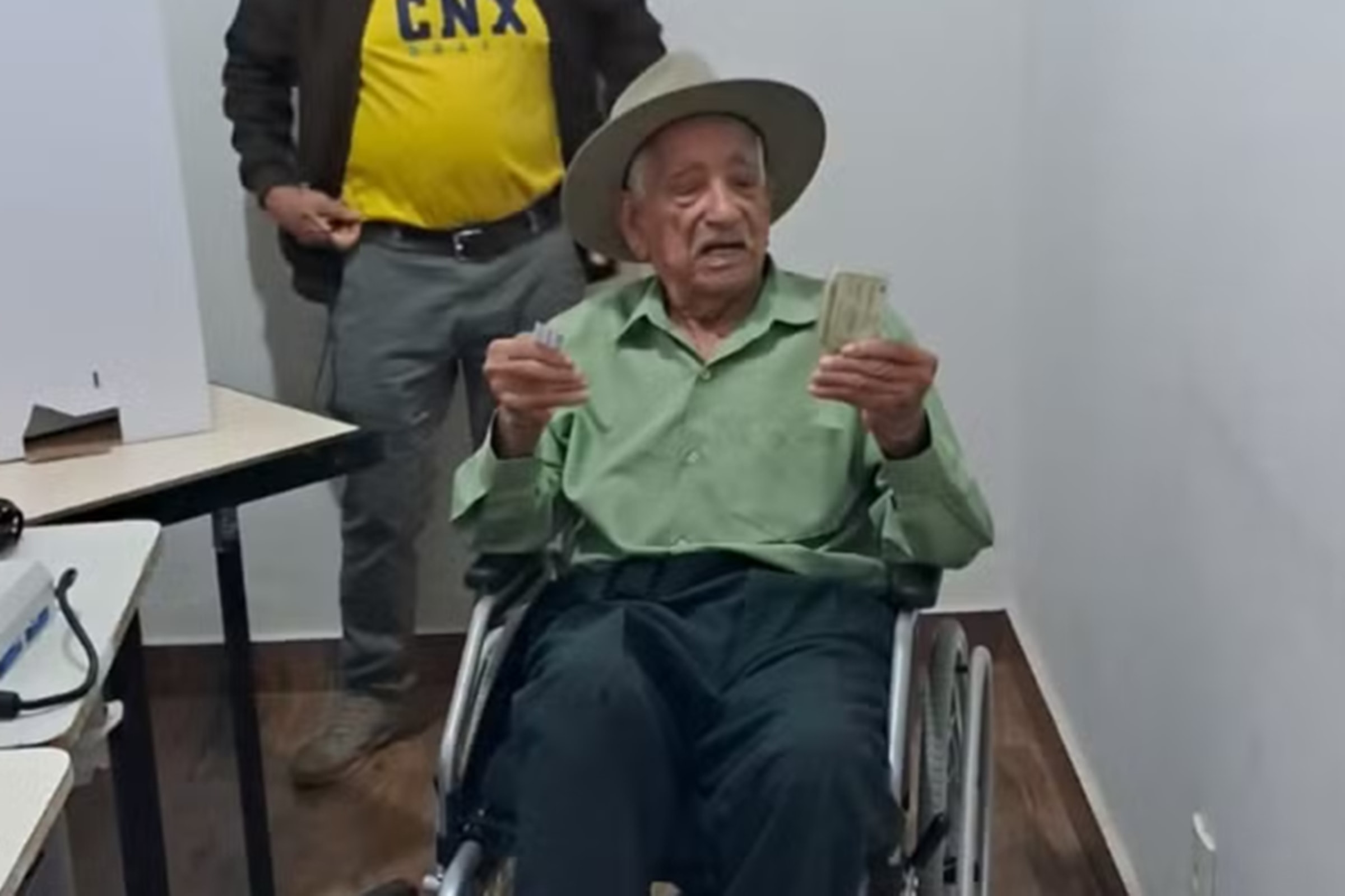 Eleitor de 107 anos viaja 70 km para votar em MG: "Obrigação de todos"