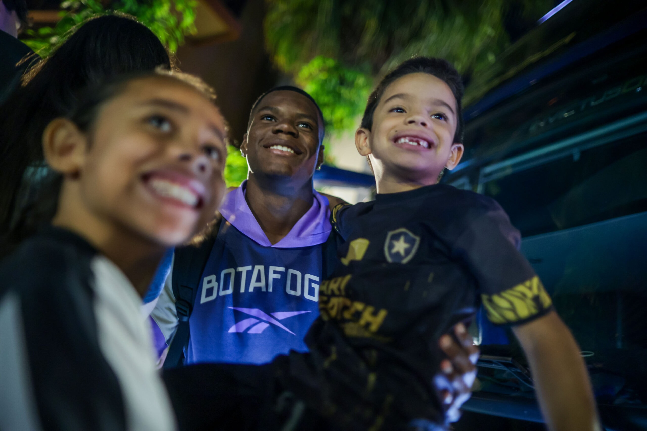 Botafogo chega ao hotel em Brasília com festa da torcida; veja