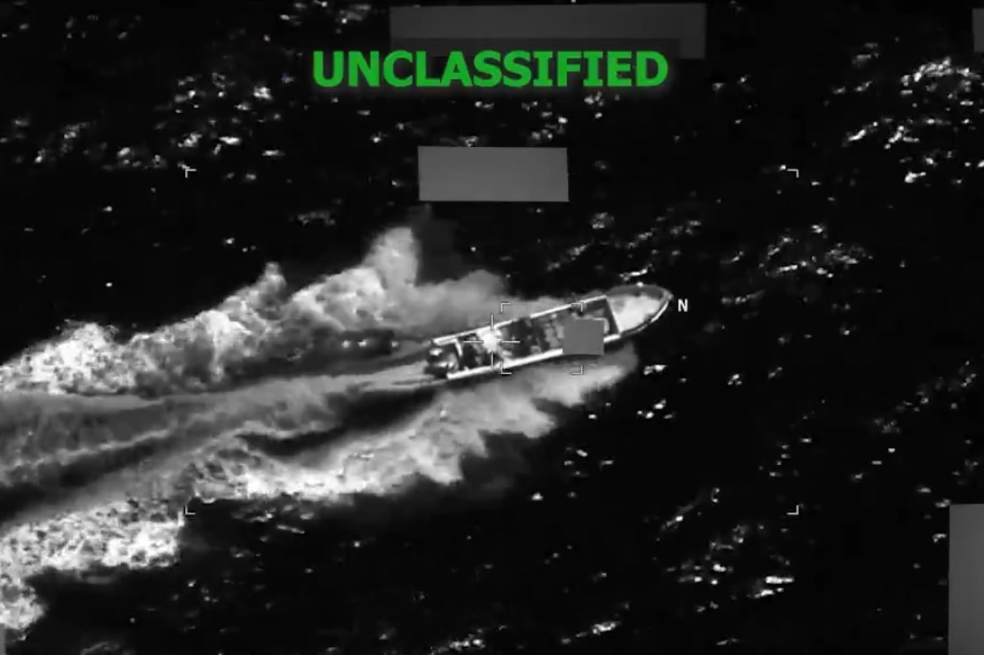 EUA bombardeia barco no Oceano Pacífico e mata dois homens