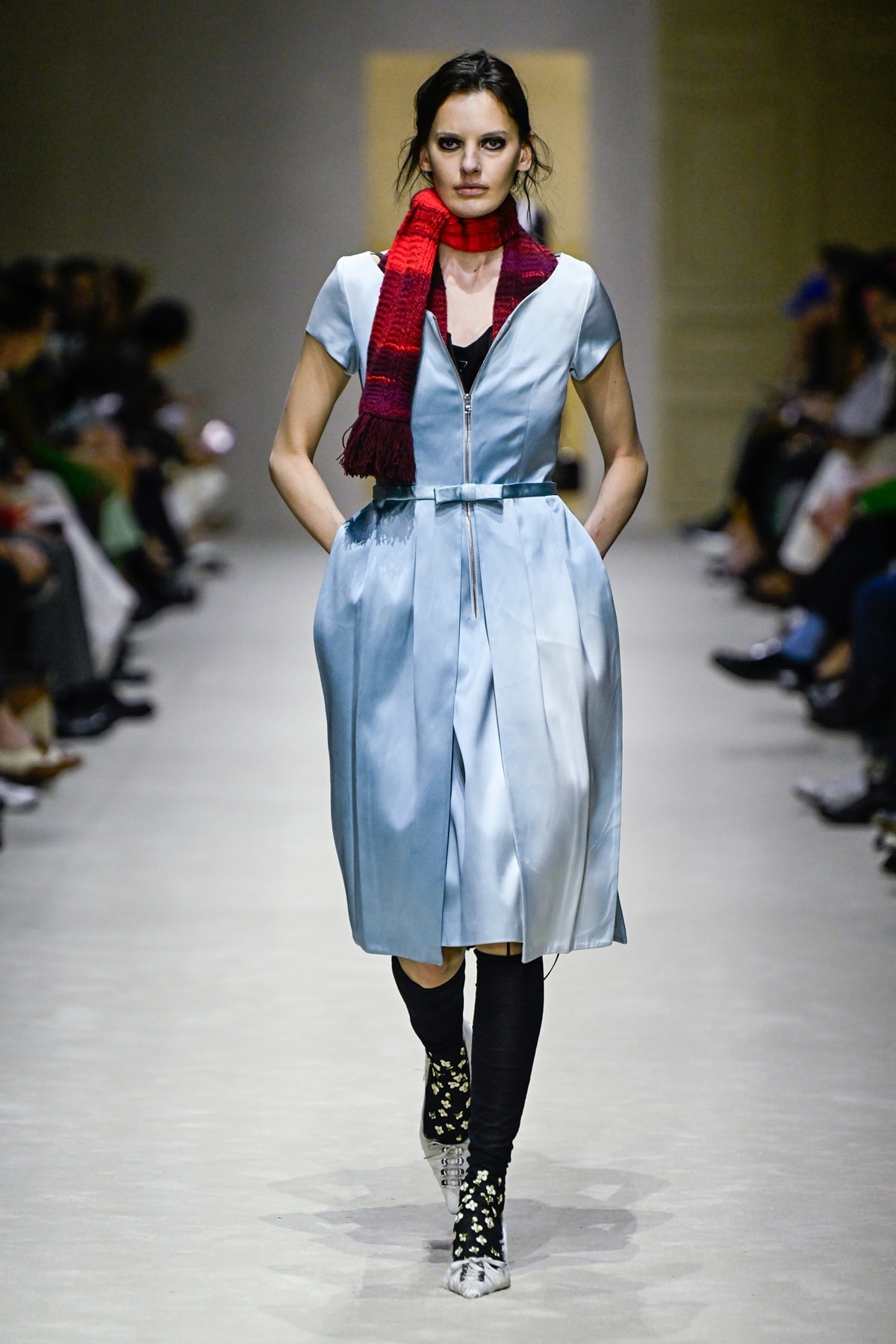 Azul e vermelho dominam produções e retomam força no color blocking