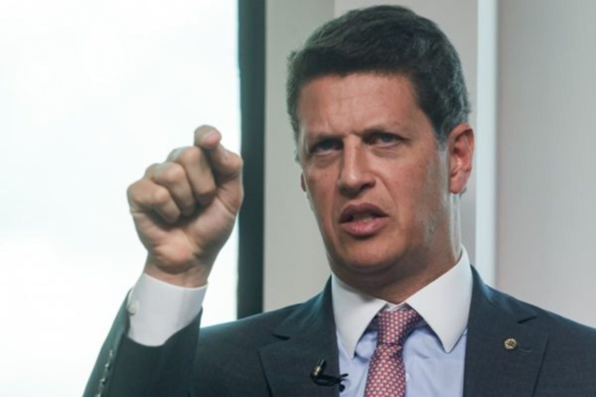 MPF recomenda manutenção de “Fora Lula” em ônibus de Ricardo Salles